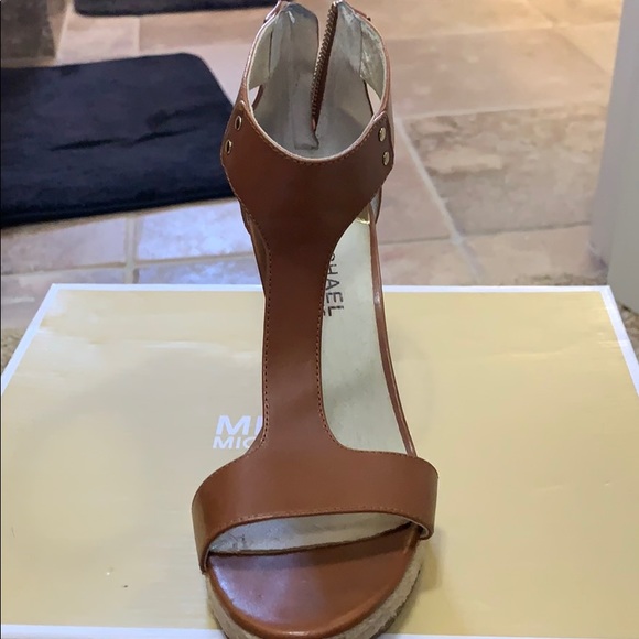 Michael Kors Size 7.5. - Picture 2 of 2
